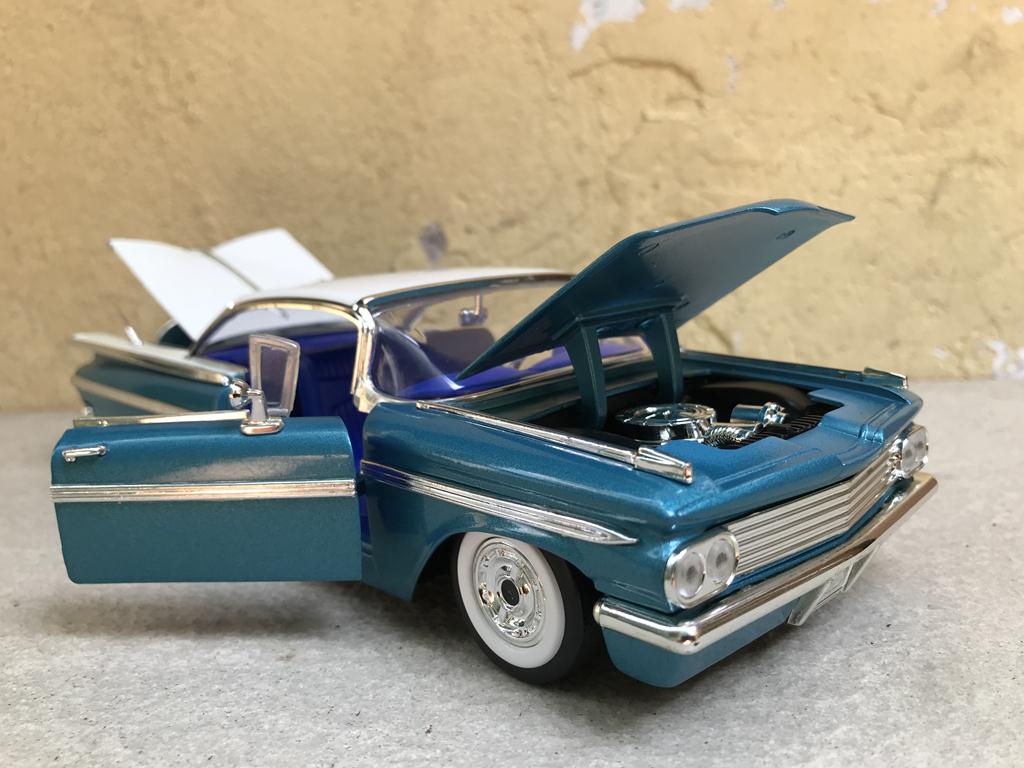 Mô hình xe cổ Chevy IMPALA 1961 1:24