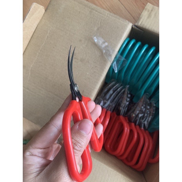 Kéo bấm chỉ mũi cong xanh đỏ
