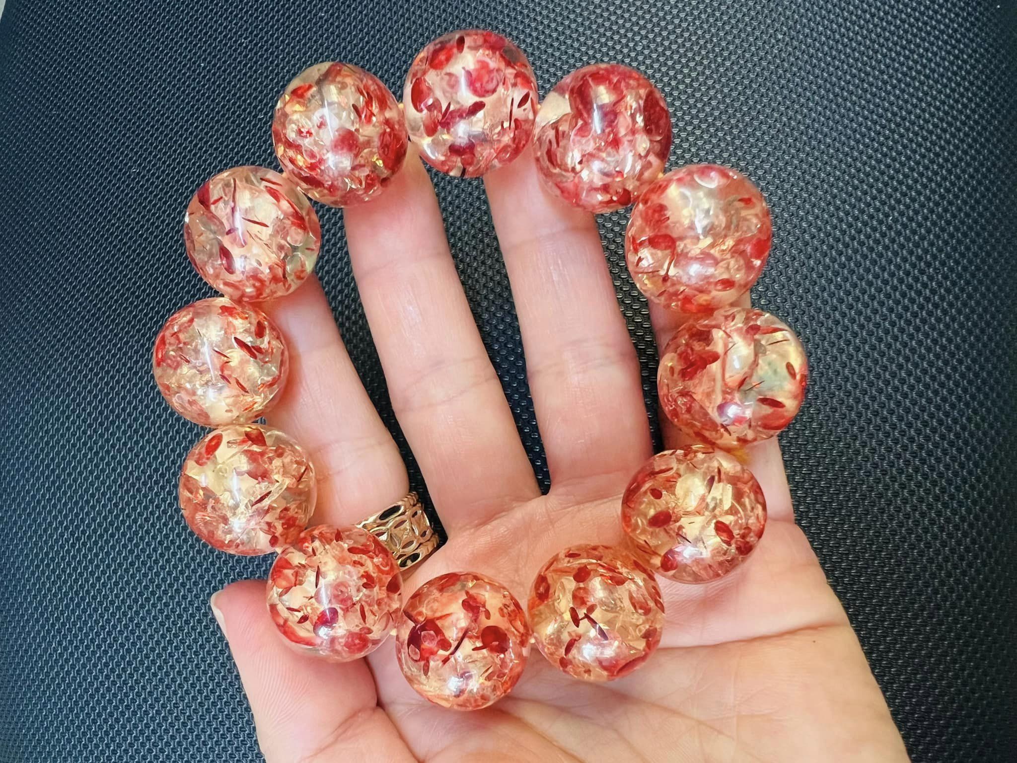 Vòng tay hổ phách bông đỏ size hạt 20li