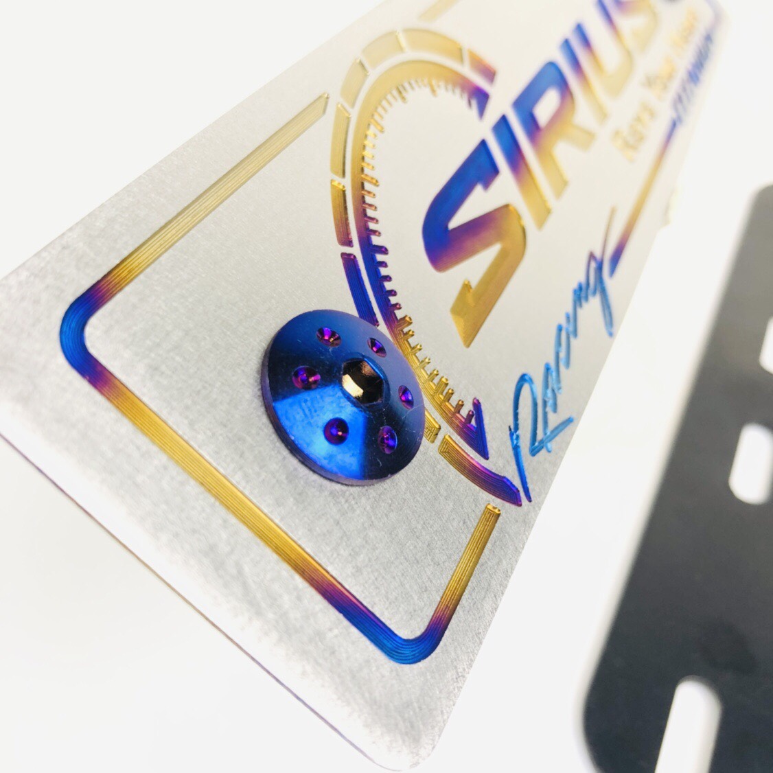 Bảng tên titan SIRUS,titan 100% TẶNG pát gắn bảng tên xe sirus và ốc gắn bảng tên titan 6l2 màu lục bảo