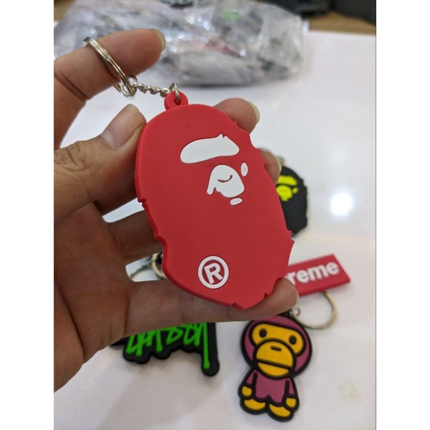 Móc khóa Supreme, bape, stussy