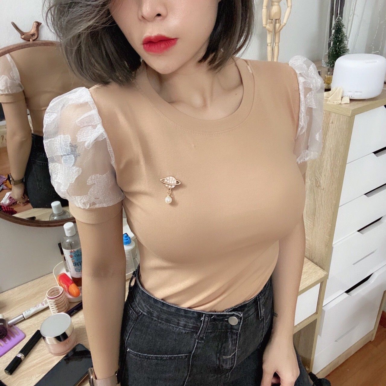 Áo thun tay phồng ren cổ tròn cài ngọc