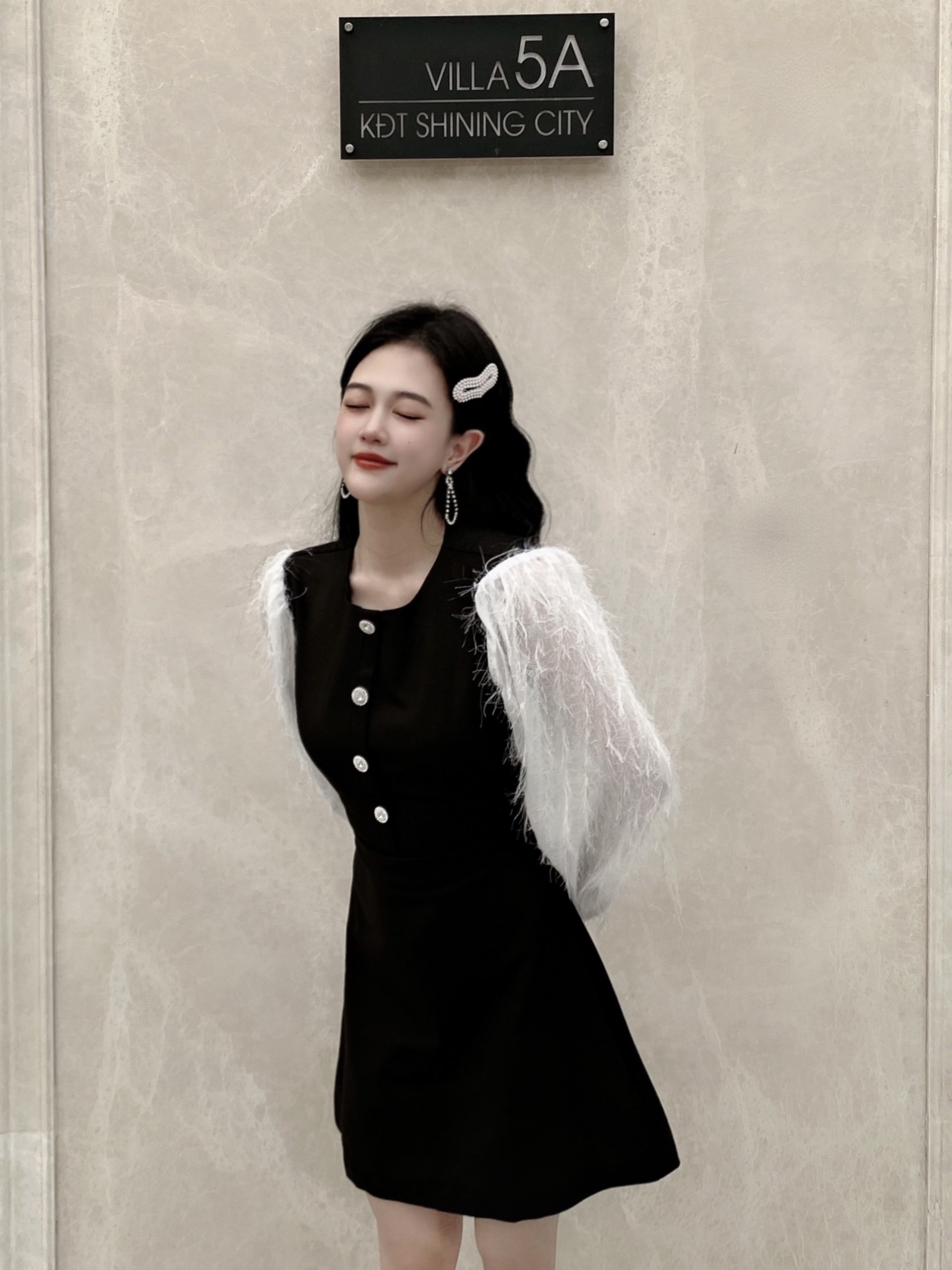 Váy đen chiết eo tay lông by La Moneta