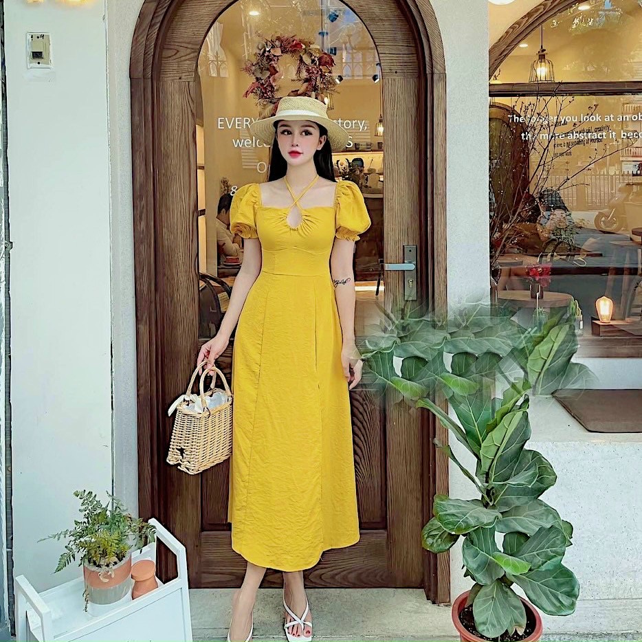 Đầm vàng dây cổ xẻ tà