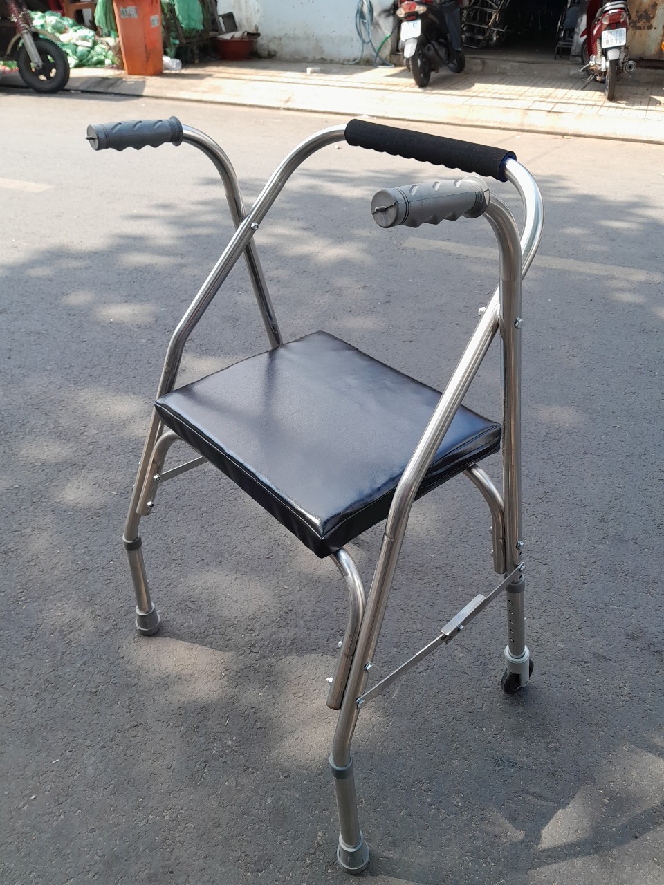 Khung tập đi có ghế ngồi