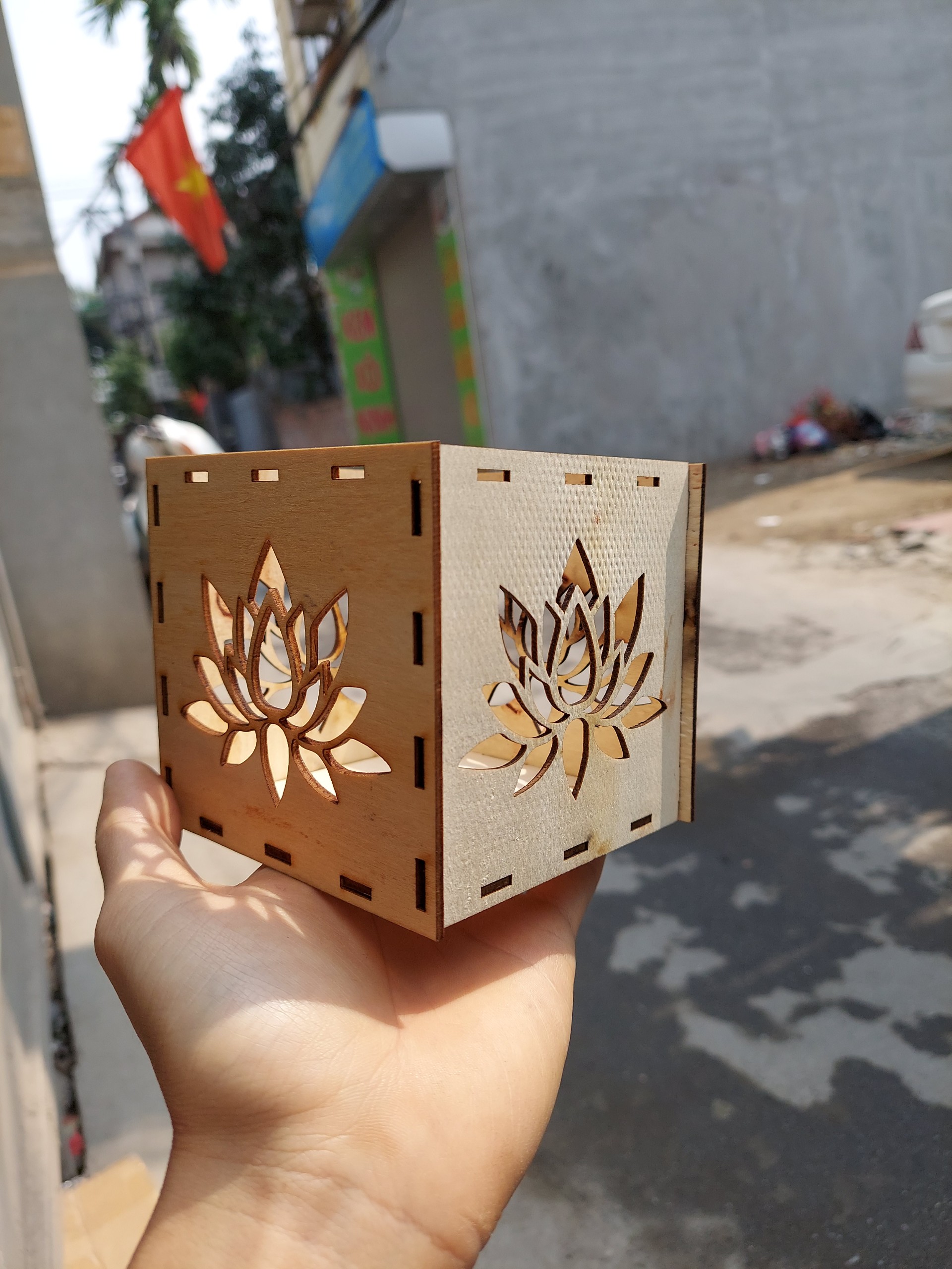 Hộp đèn gỗ hình bông hoa sen