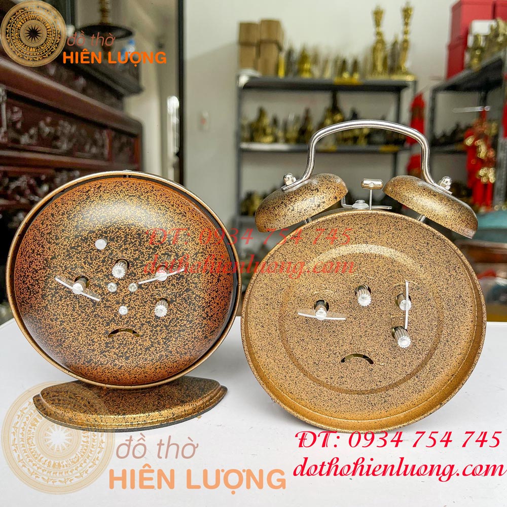 Đồng hồ báo thức in hình con gà mổ thóc, chạy bằng cơ lên dây cót