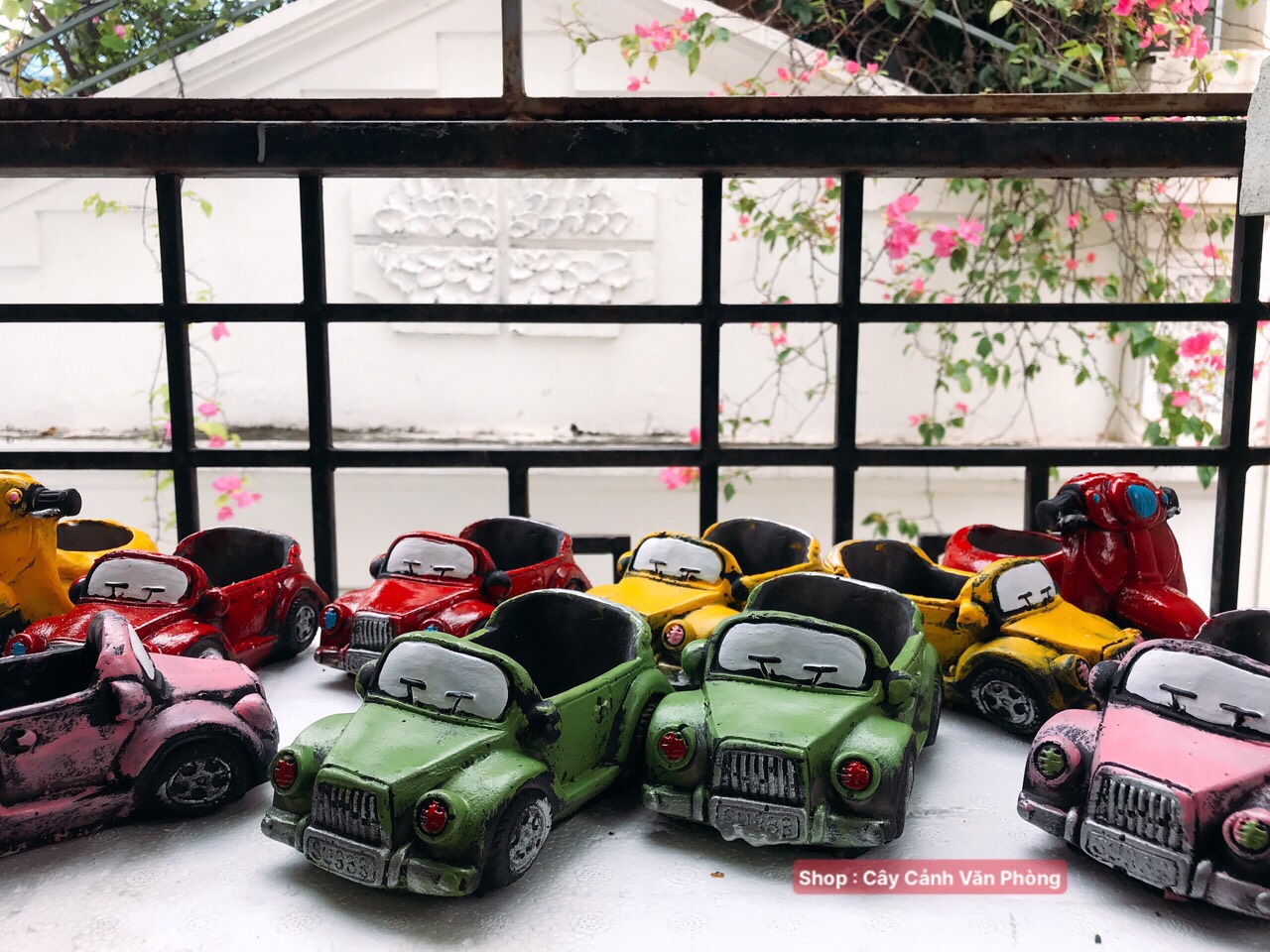 chậu trồng cây hình ô tô con [ tặng kèm đất trồng cây ]