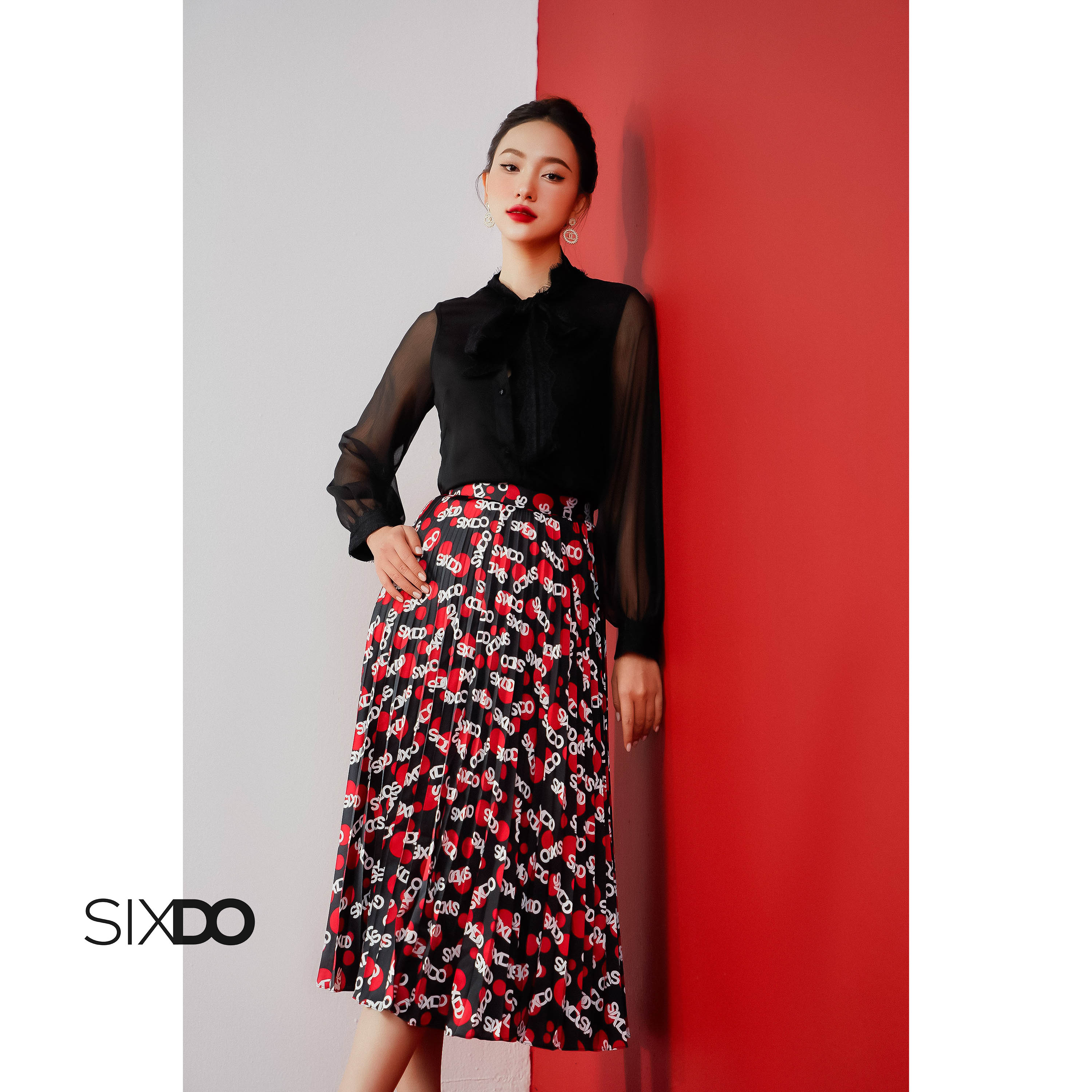 Chân váy lụa chấm bi xếp ly phối chữ SIXDO