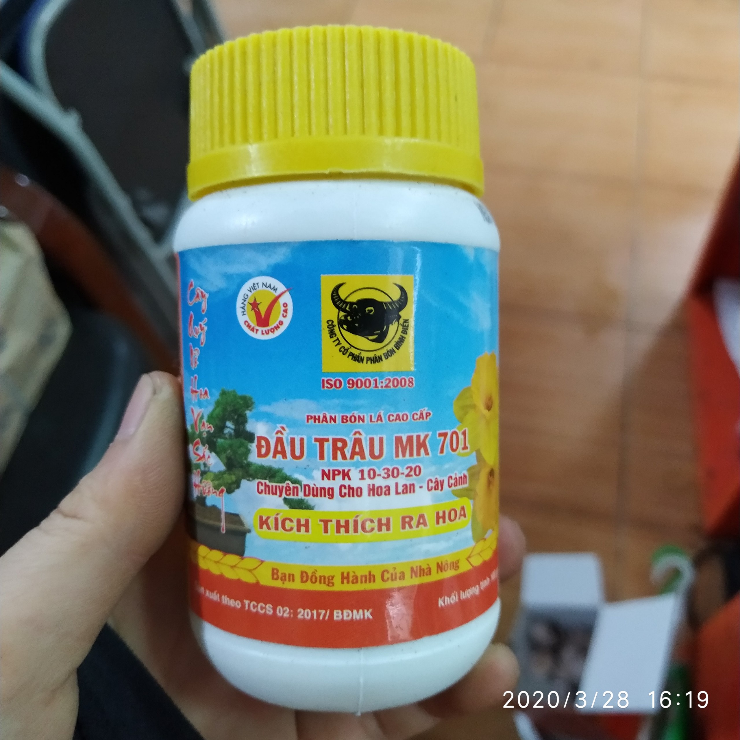 Phân bón lá đầu trâu 701 kích thích ra hoa 100g