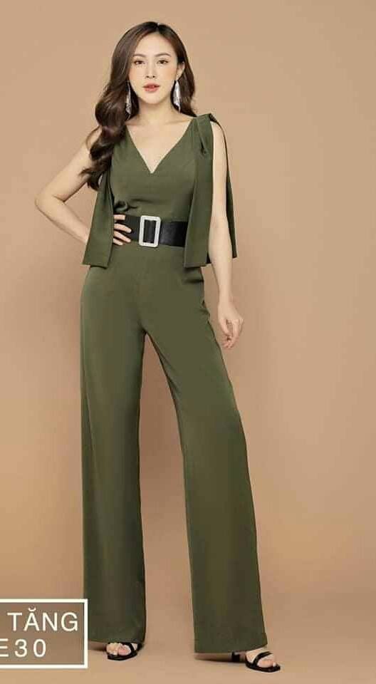 Jumpsuit cổ tim phối tà vai thiết kế
