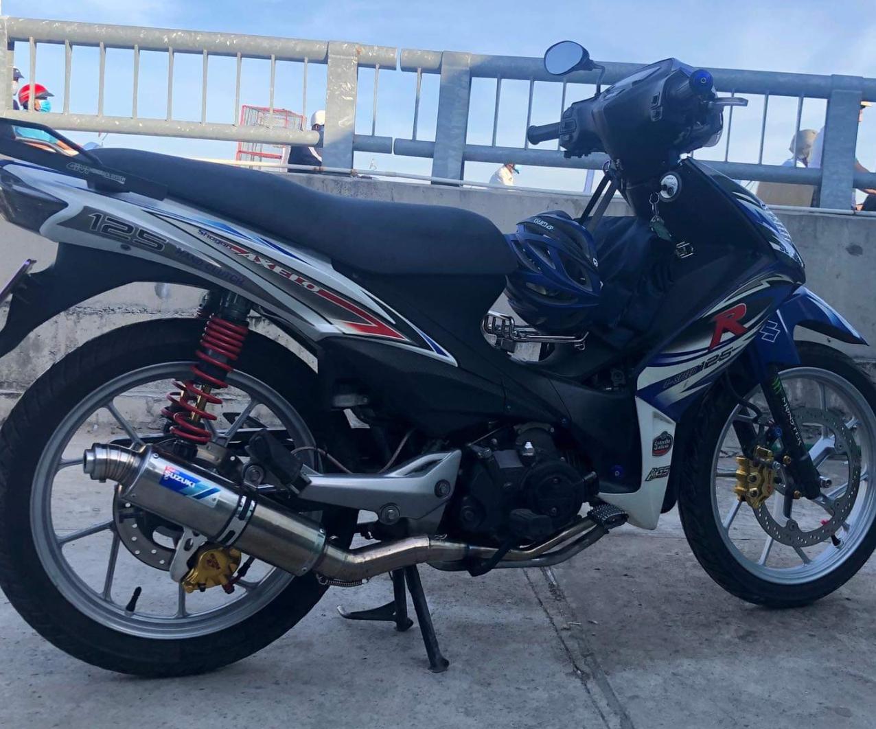 Tem xe axelo chữ r đỏ