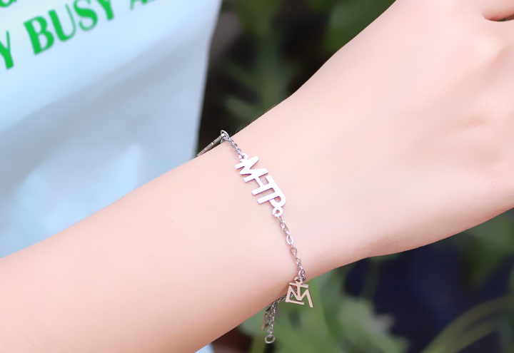 Vòng tay nữ khắc chữ MTP, ca sĩ Sơn Tùng MTP, sáng đẹp, không đen, không rỉ