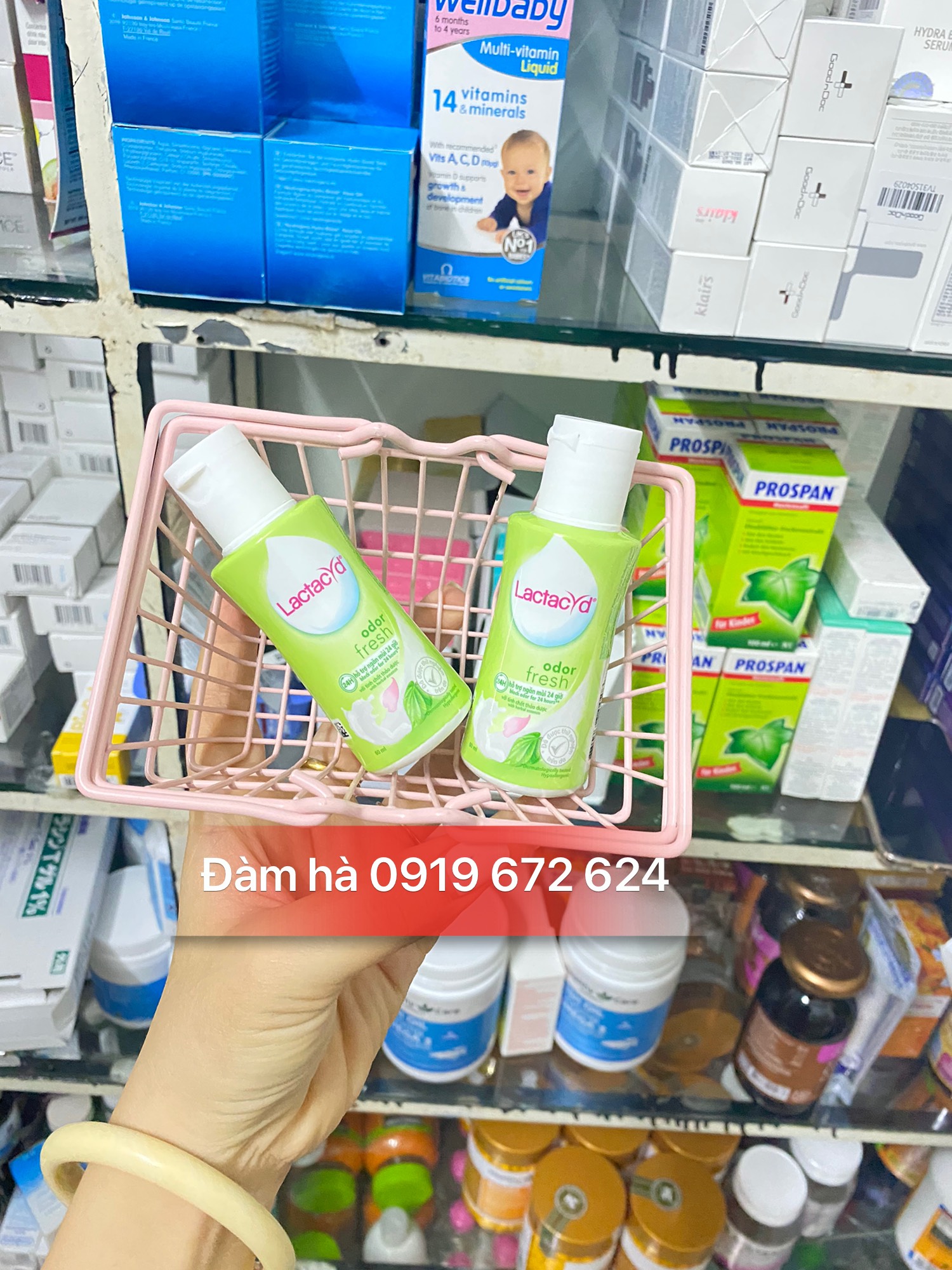 Dung dịch vệ sinh phụ nữ Lactacyd lá trầu (Chai 60ml)