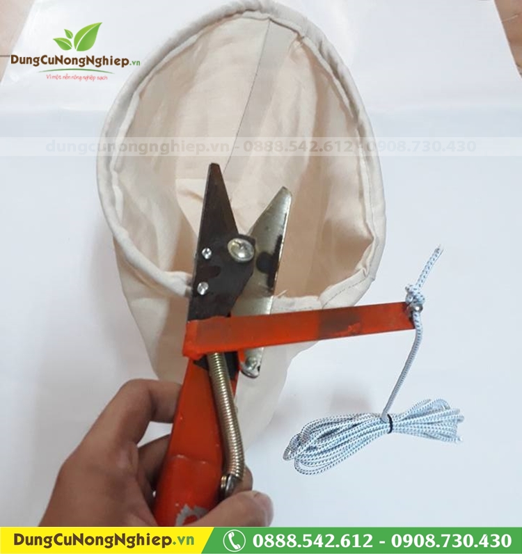 Lồng hái trái trên cao có dây giật