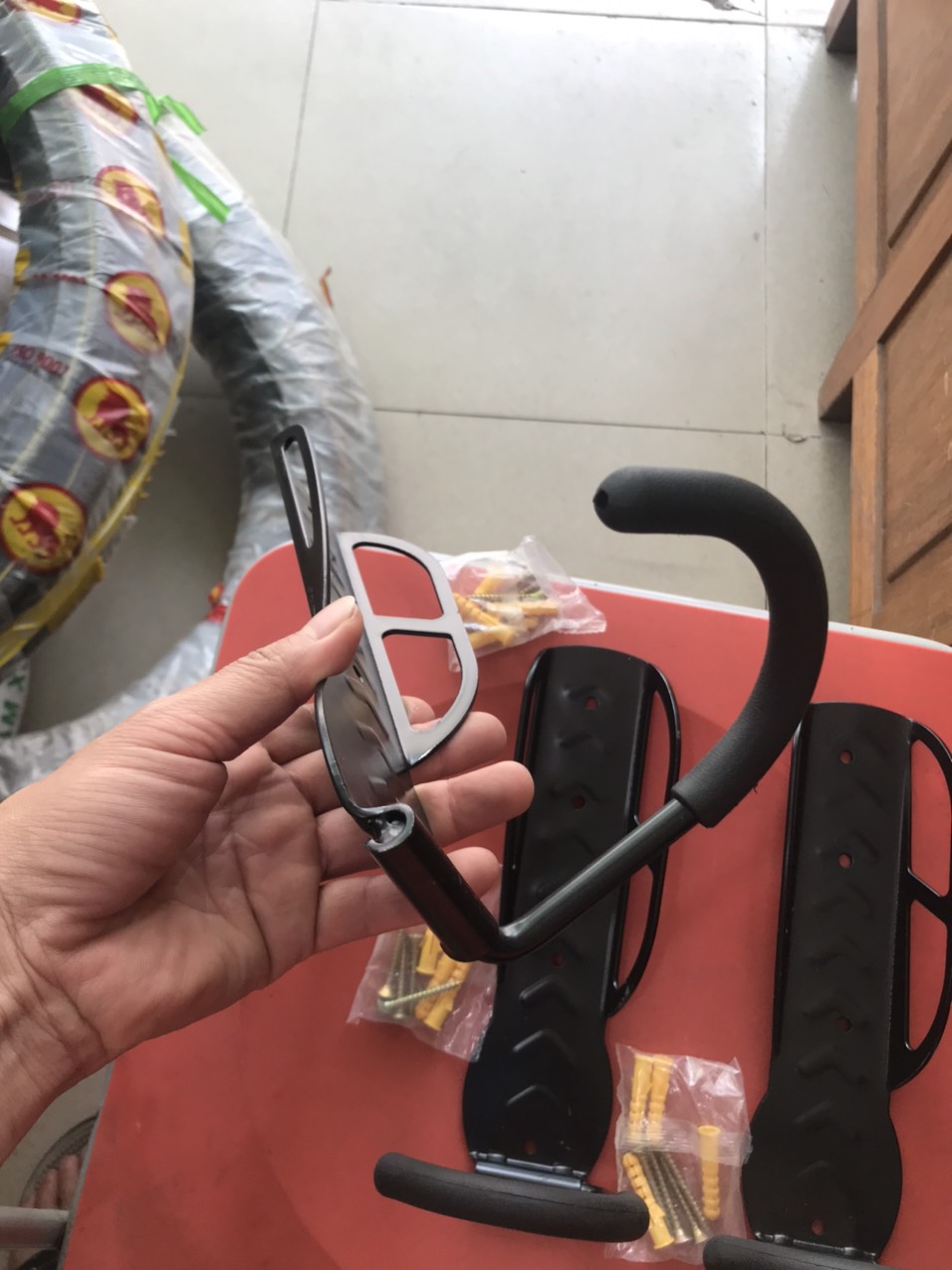 Móc Treo Xe Đạp Dựng Đứng Dọc Lên Trên Tường