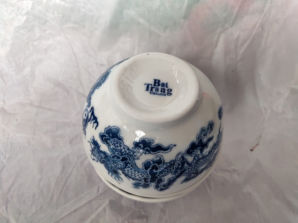 Bát thờ men lam
