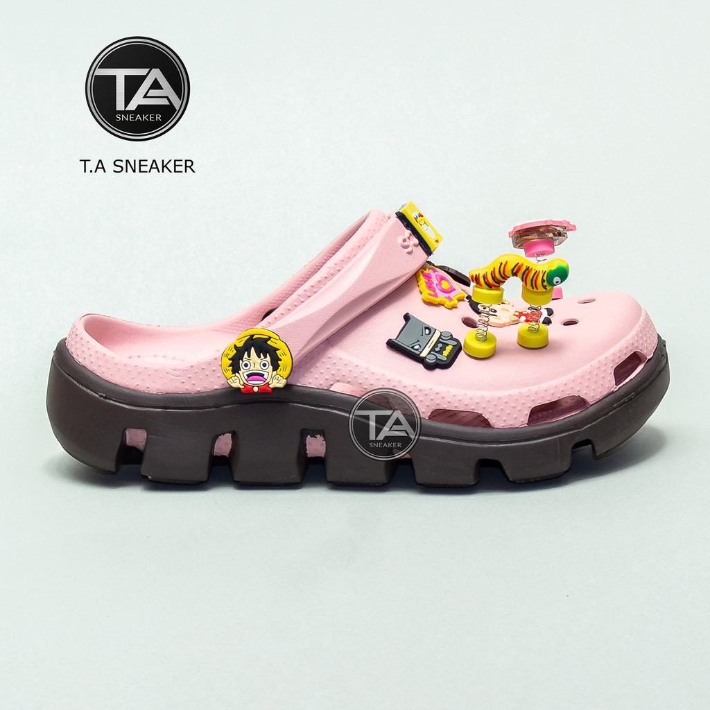 Dép crocs, sục cross hồng đế nâu quai ngang cá sấu nhựa cao cấp Tặng 12 sticker gắn siêu đẹp