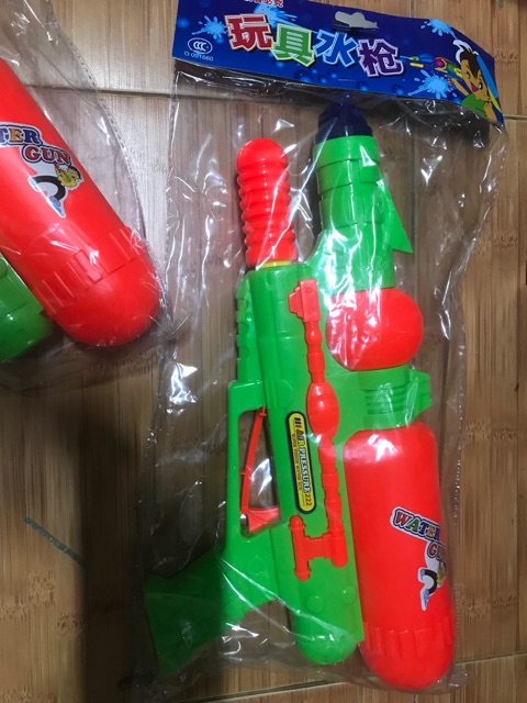 Súng nước bự nòng phun mạnh.