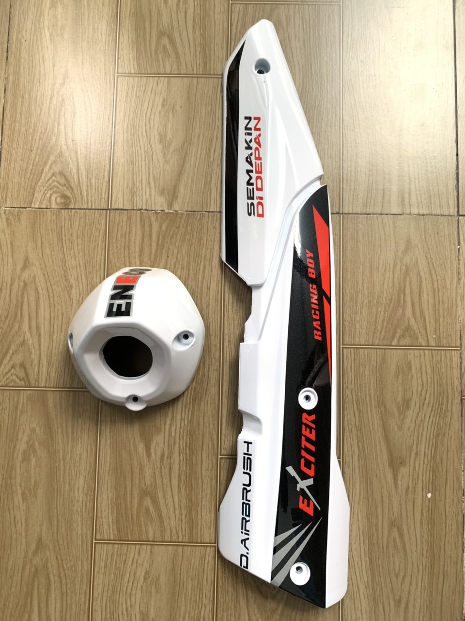 Ốp pô và chụp đích pô xe exciter 155 màu trắng