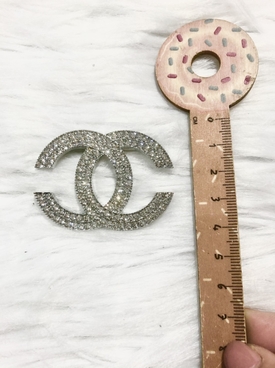 [HCM]Cài áo logo full đá trắng. KT 4 x 5cm