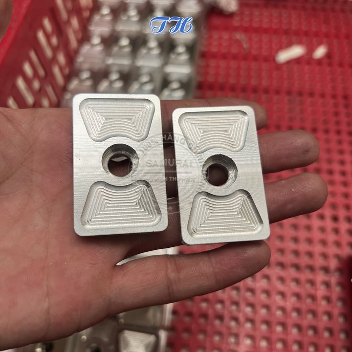 Nắp pát tăng sên Exciter 150 nhôm CNC 1 cái kèm ốc, Pass tăng sên ex150, pas kèm ốc