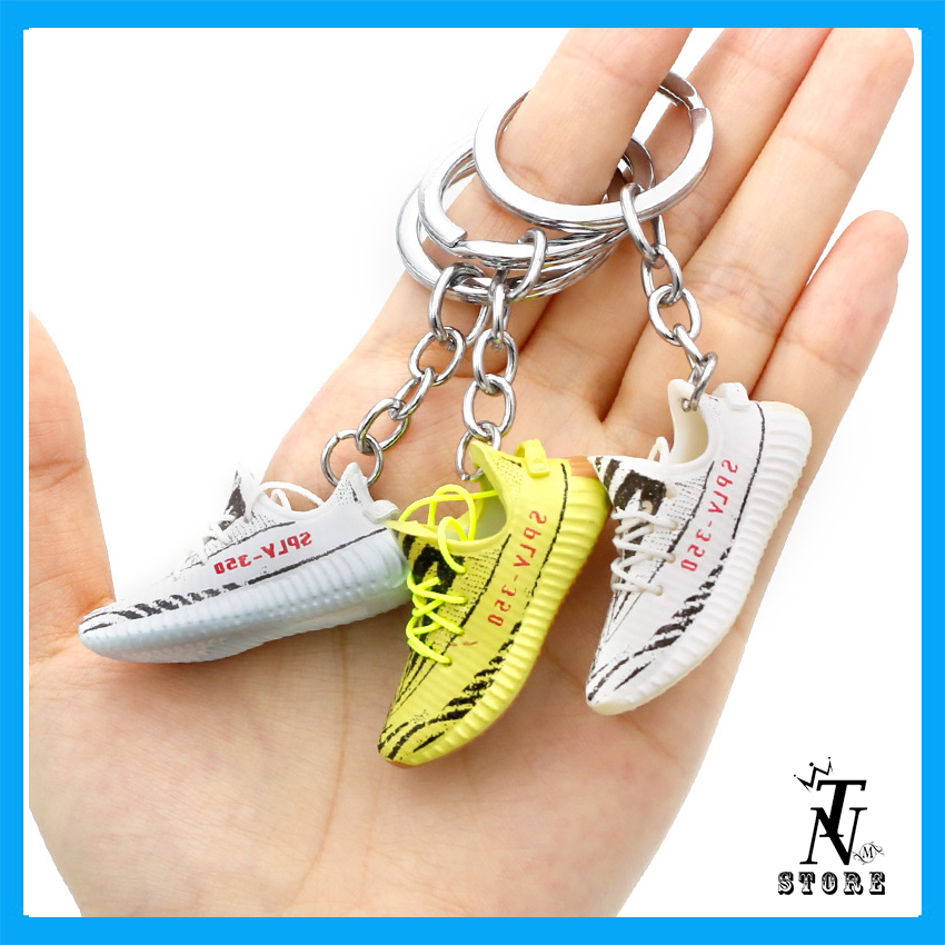 Móc khóa giày sneaker Yeezy tỉ lệ 1:6