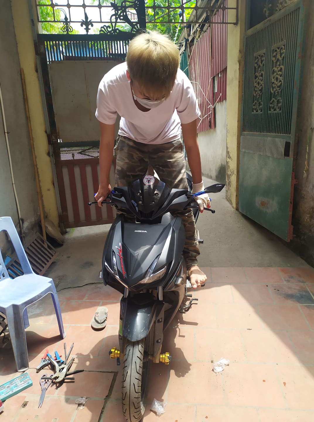 Chống đổ khung Winner X