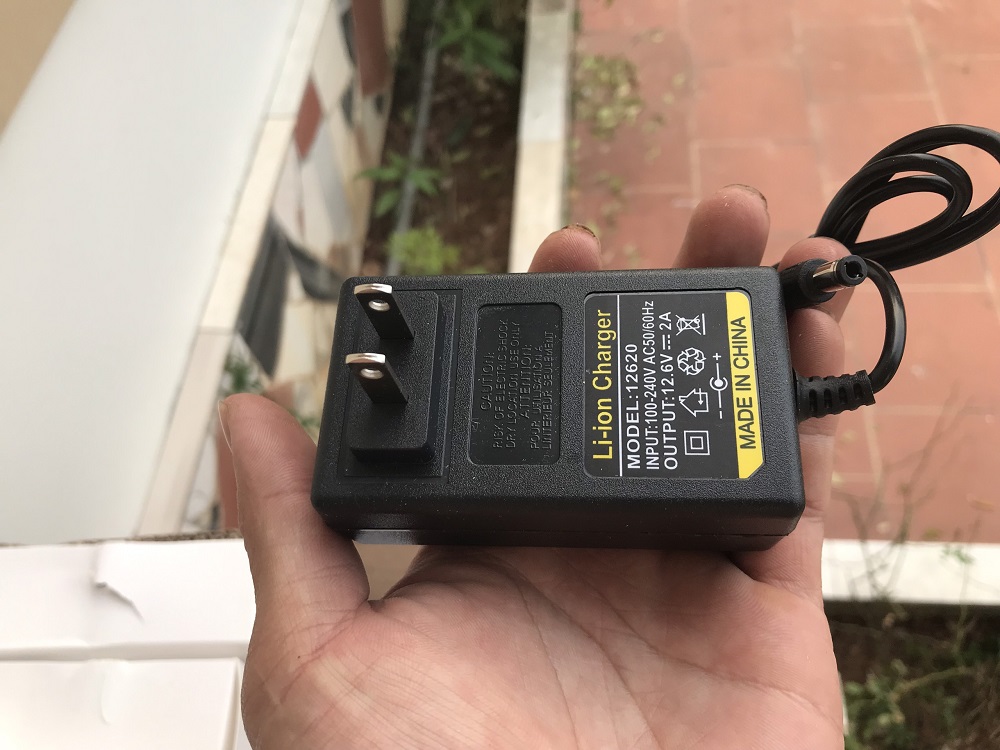 Sạc 3S 12.6V 2A vuông, có đèn báo đầy Pin .