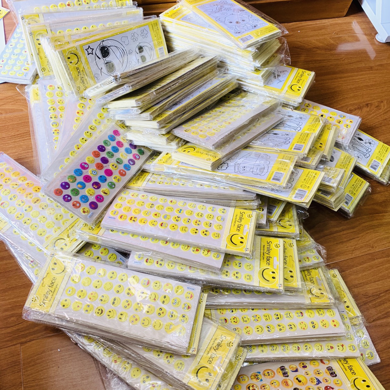 Stiker dán nổi hình mặt cười loại đẹp