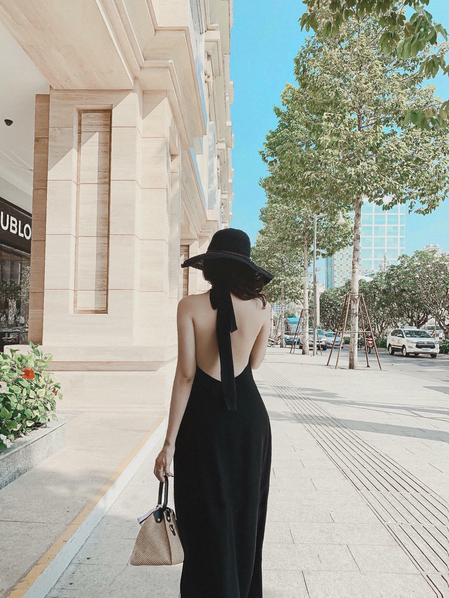 Đầm maxi cổ yếm hở lưng