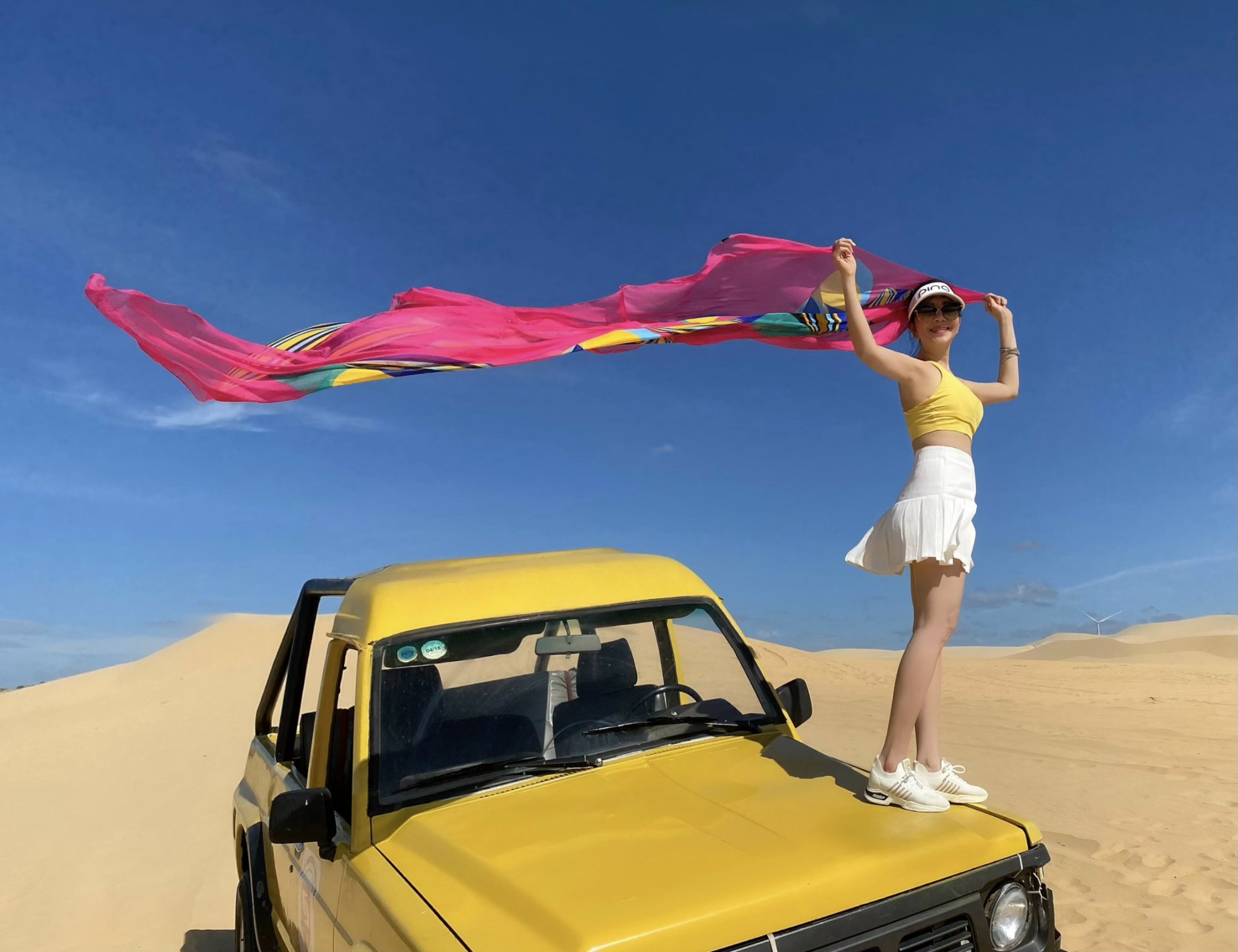 Khăn choàng khăn von phối cùng bikini đi biển đẹp