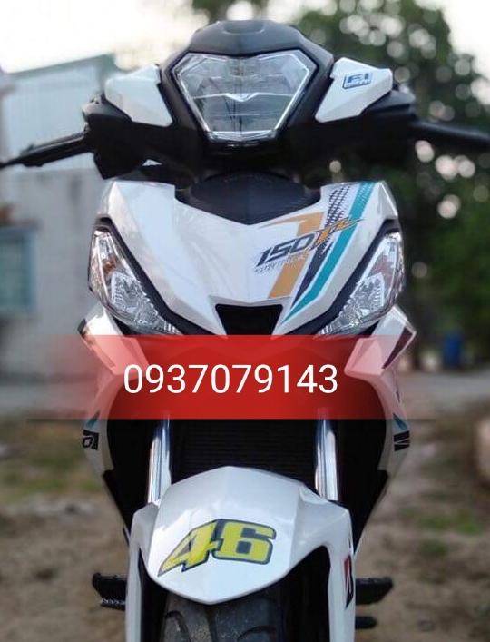 Tem rời winner dán xe trắng.