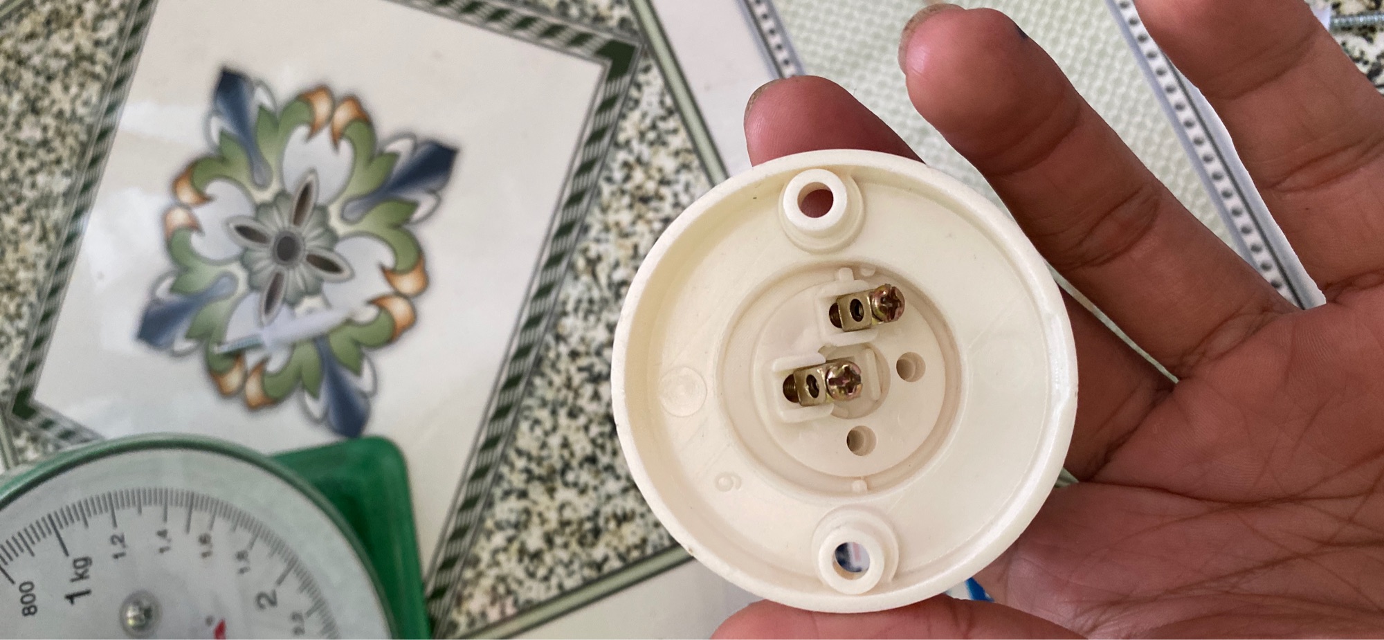 Đui đèn bắt tường, đuôi đèn e27