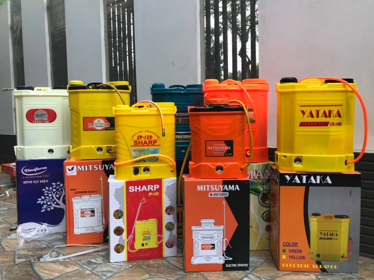 Bình Phun Xịt Điện 12L Sharp SP-12D