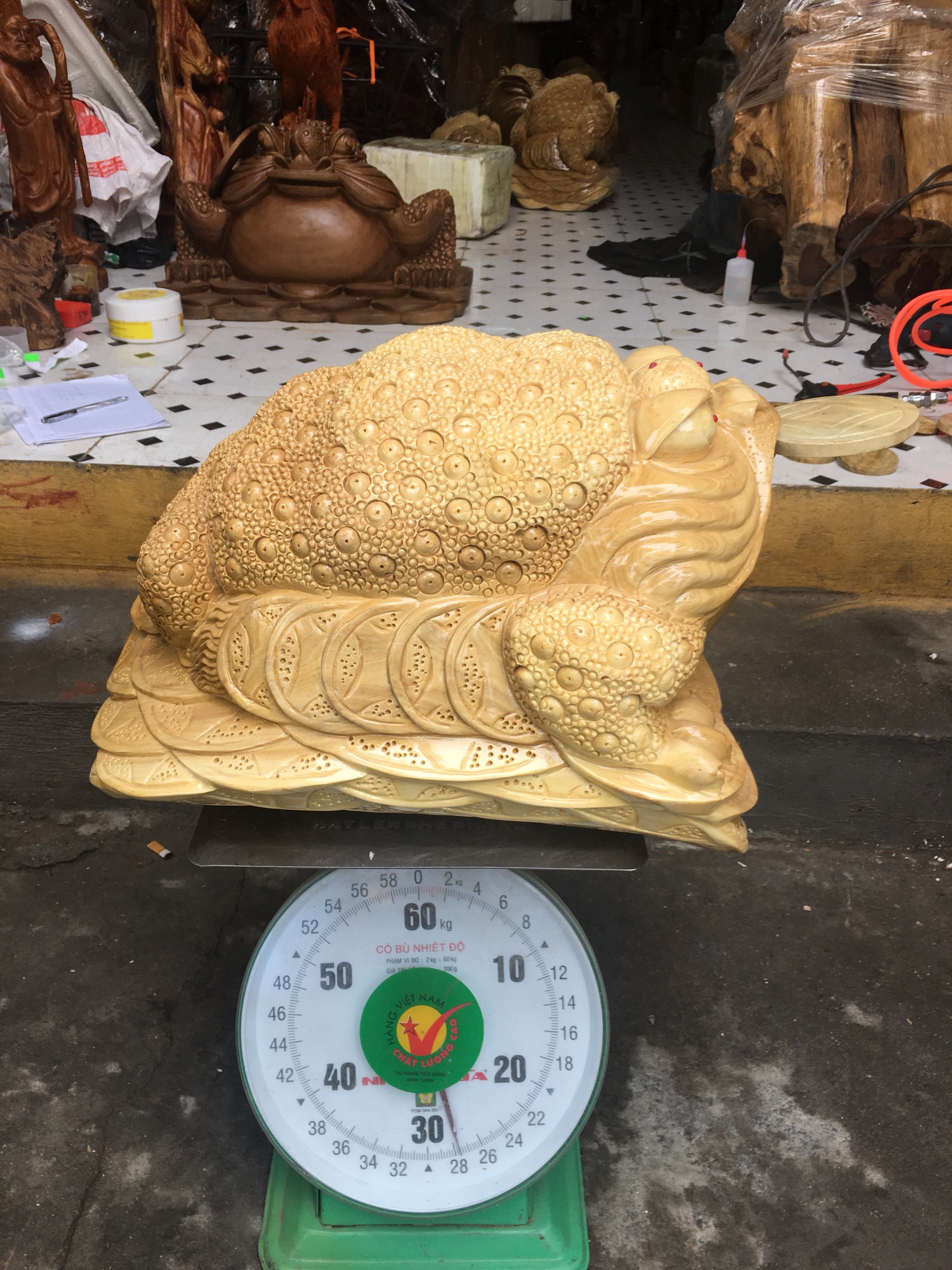 Cụ cóc tài lộc gỗ nu nghiến