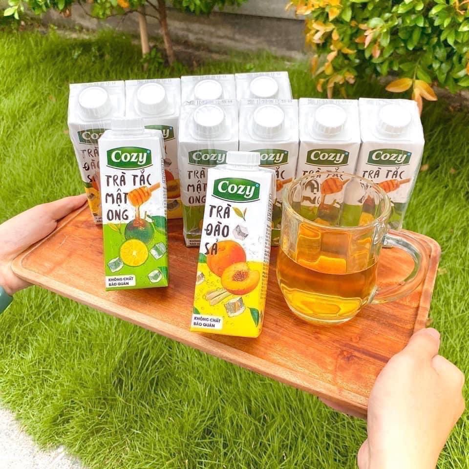 (Date : 12 tháng) [THƠM NGỌT TRÊN MÔI ] Combo 4 Hộp x 225ml Trà nước hương đào, trà vải, trà tắc mật ong đóng hộp Cozy - Giao Ngẫu Nhiên.BÁCH HÓA UY TÍN