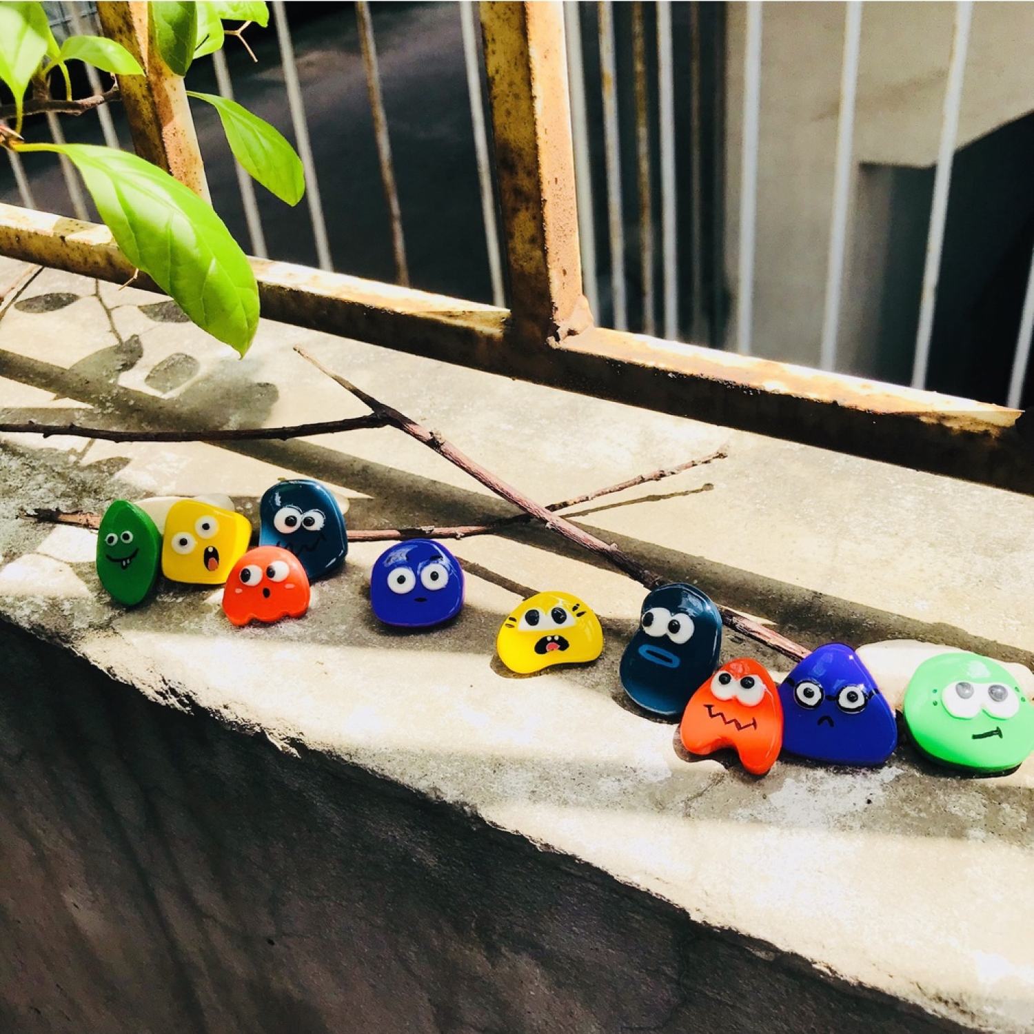 Pin/Ghim cài áo đất sét mặt emoji/emotion hài hước