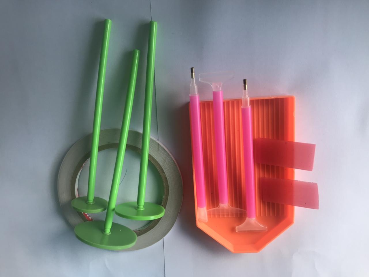 Bộ dụng cụ tranh đính đá - cây lăn, keo, khay to, sáp, cây chấm 9 ,3 và cây chỉnh thẳng đá