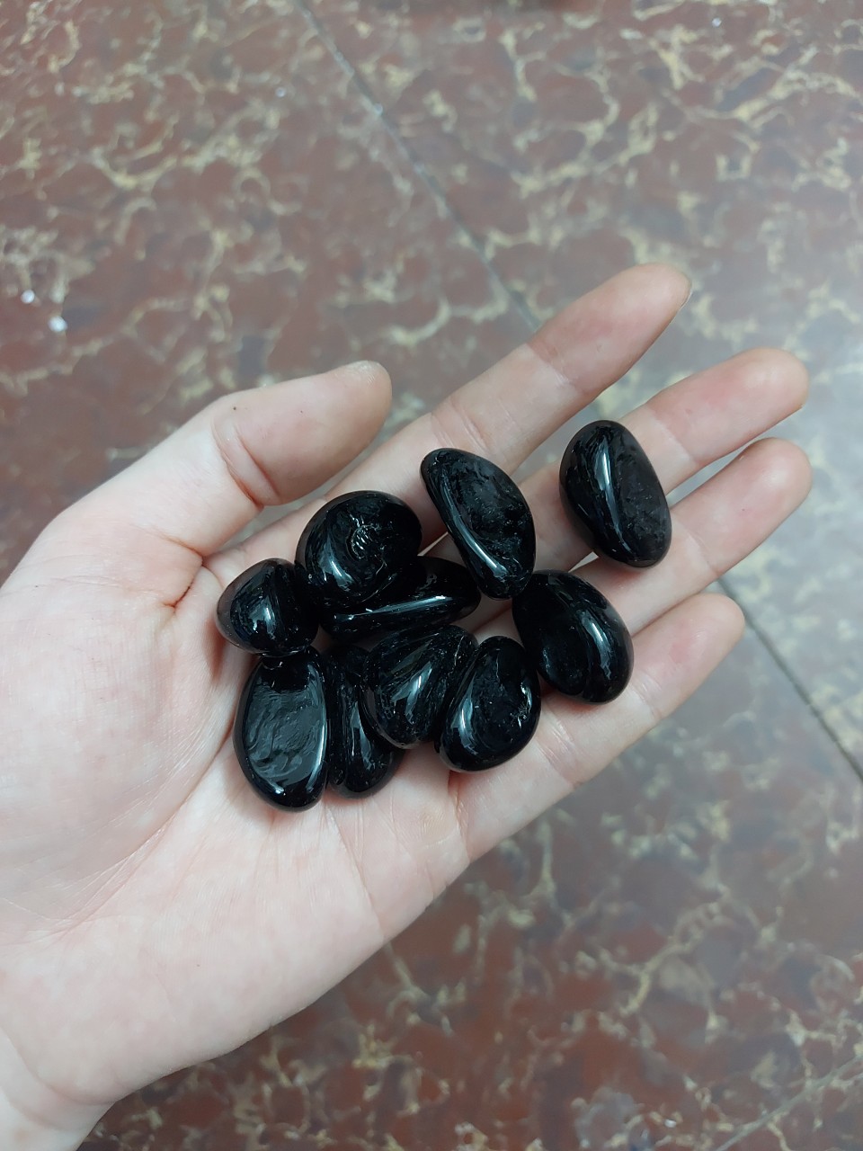 Phụ kiện trang trí bể cá: Sỏi đen * 20 viên