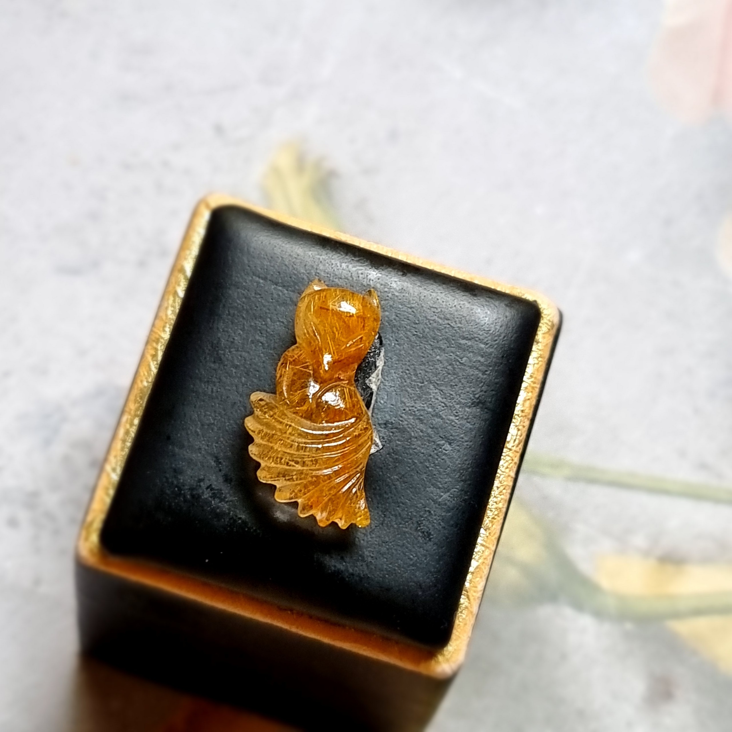 Vòng cổ cửu vỹ hồ ly thạch anh tóc vàng đuôi vũ