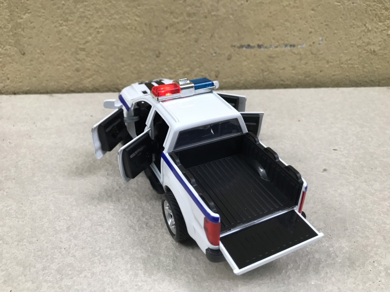 [HCM]Mô hình xe Police CSGT Ford Wildtrak 1:32