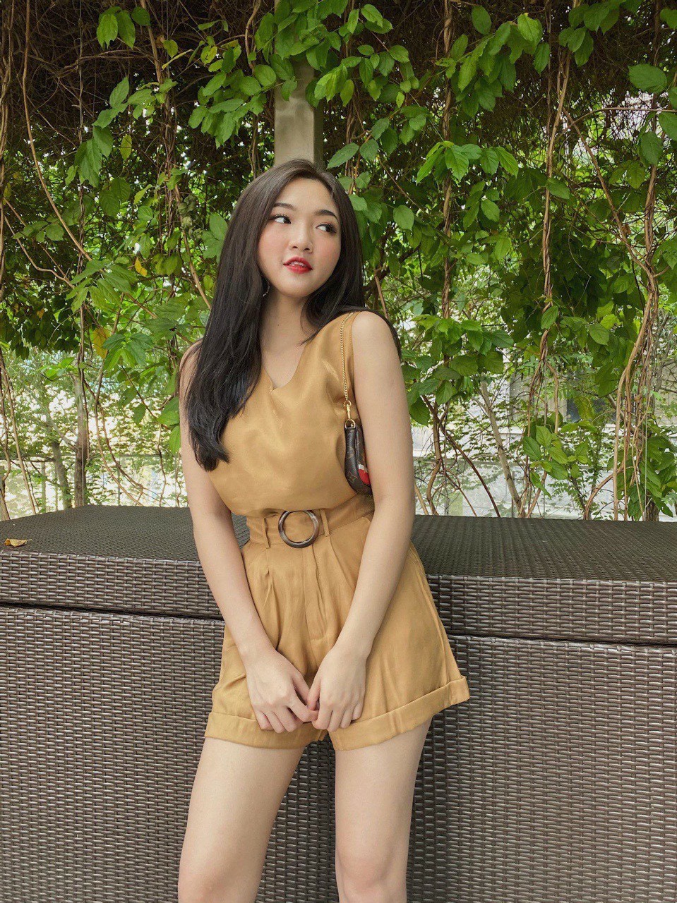 jumpsuit sát nách cổ V khoen eo đũi-QH