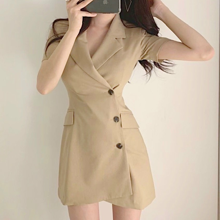 Đầm vest kem nút đen