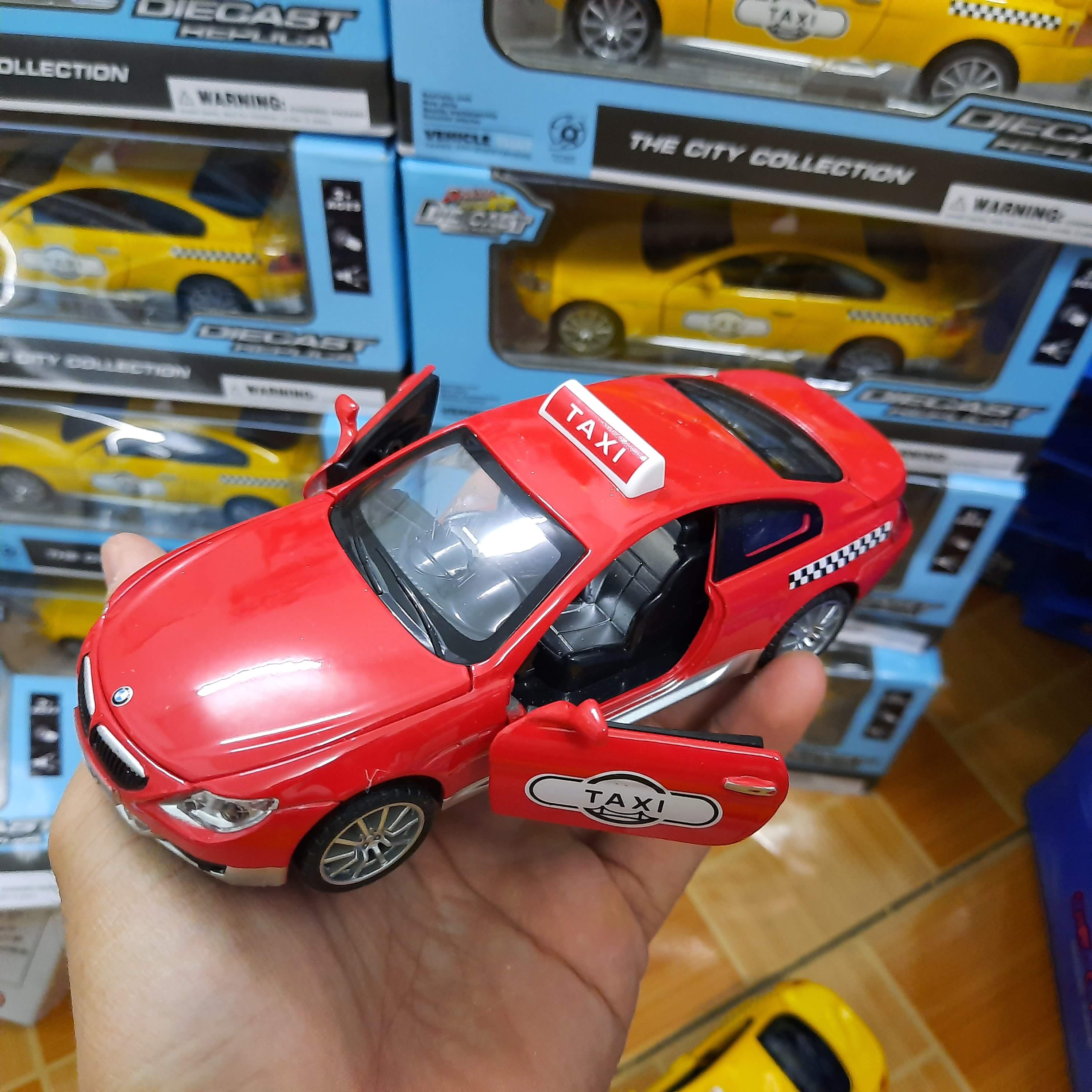 Xe ô tô taxi phát âm thanh và đèn bằng kim loại đồ chơi trẻ em tỉ lệ 1:32 mở các cửa