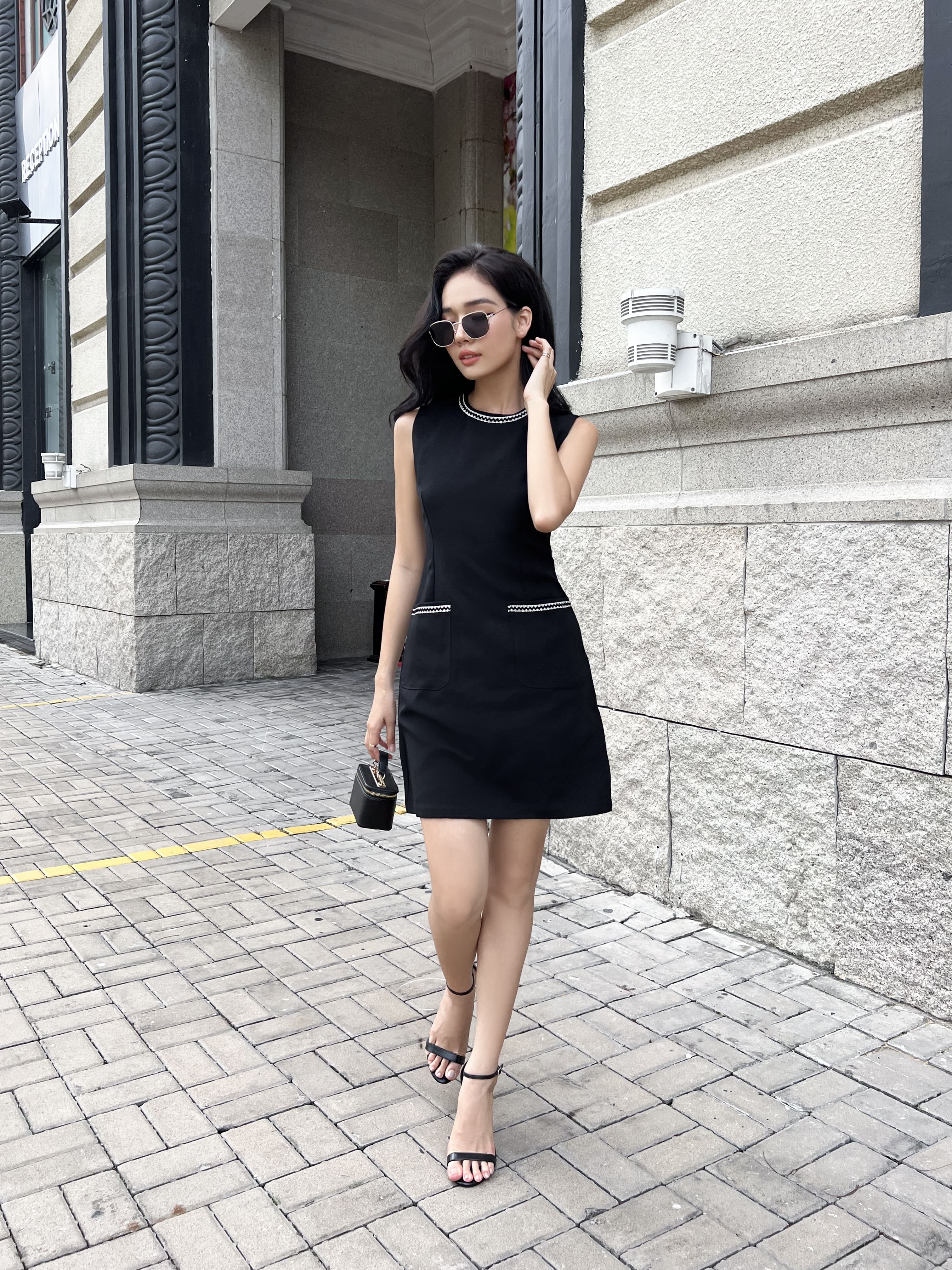 Đầm đen cộc tay phối viền - YV LE & CO