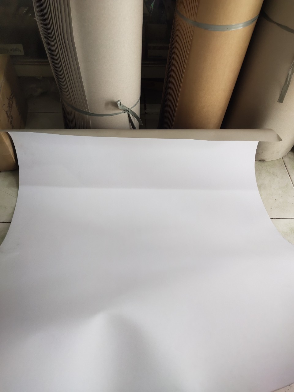 tấm giấy trắng cứng làm rập vẽ sơ đồ