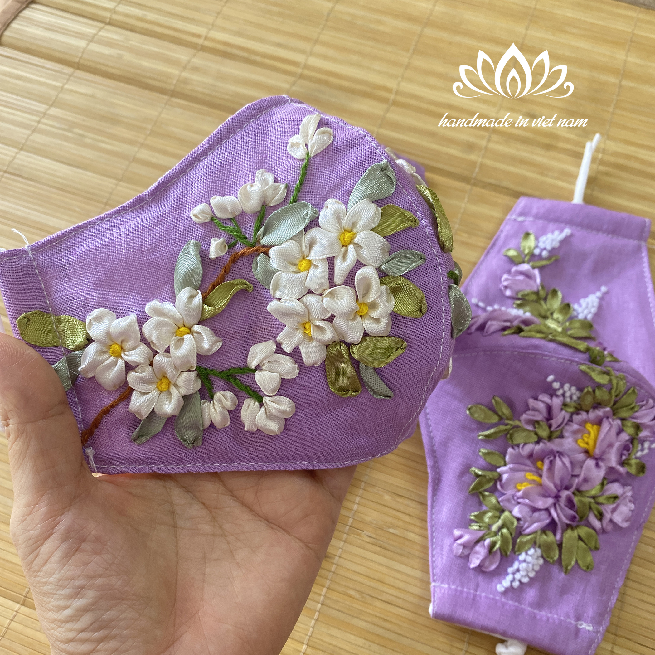 Khẩu trang thêu ruy băng nổi bật độc đáo