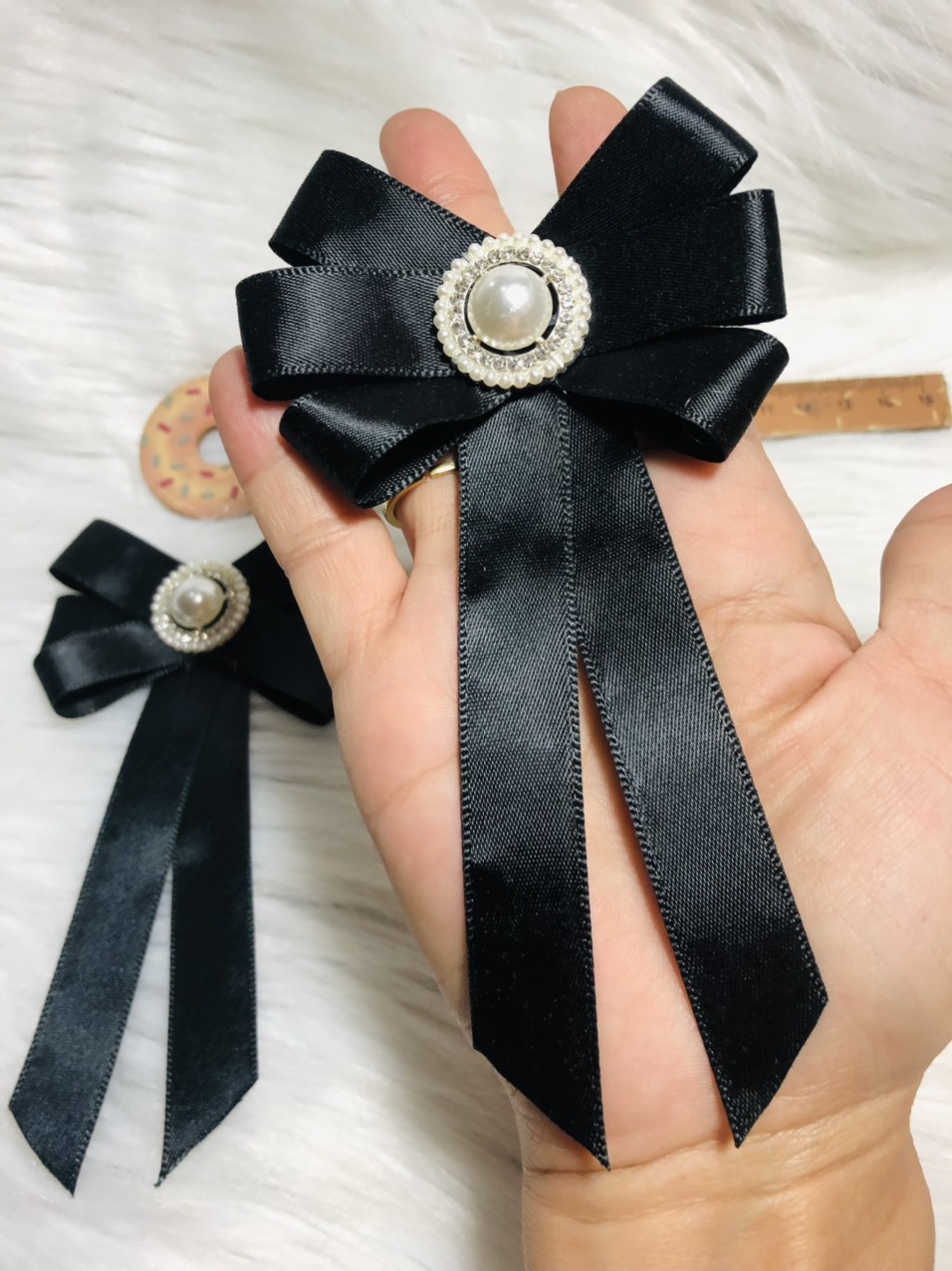 Cài áo lụa đen đính hạt. KT 8 x 14cm