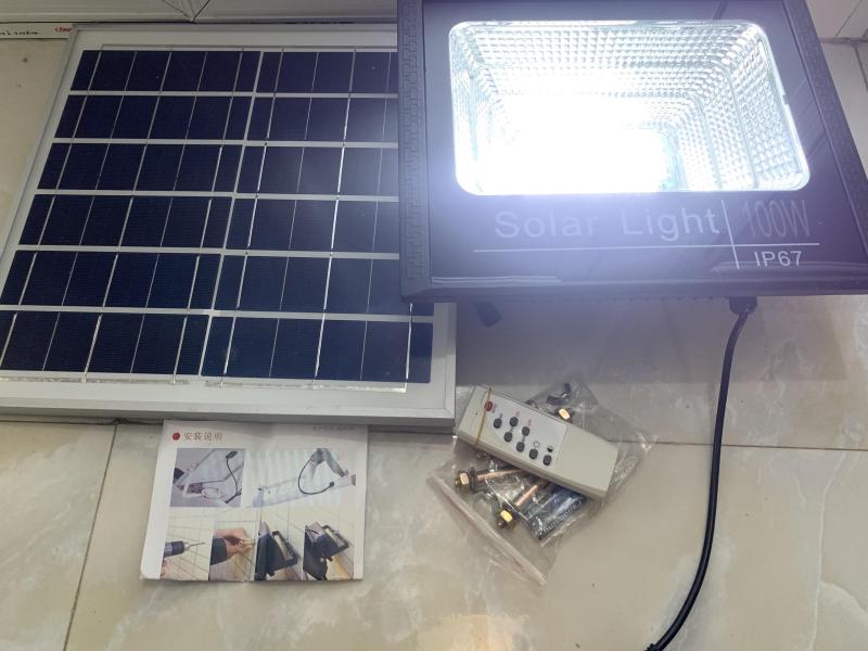 Bộ đèn Led pha năng lượng mặt trời 100W siêu sáng- Có chế độ bật tắt tự động, điều khiển từ xa, chống nước IP67